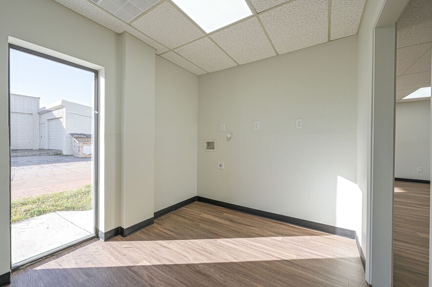 More Photos Of 3009 Epperly Dr, Oklahoma City Office For Sale