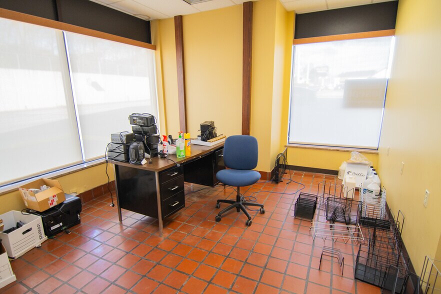 More Photos Of 1439 Sunset Blvd, Steubenville Flex For Sale