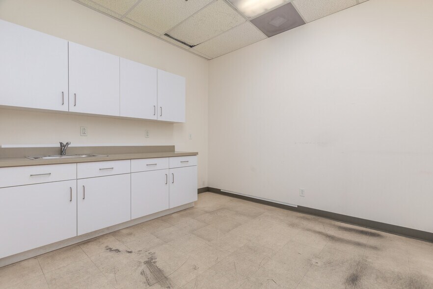 More Photos Of 13640 Lakefront Dr, Earth City Warehouse For Lease