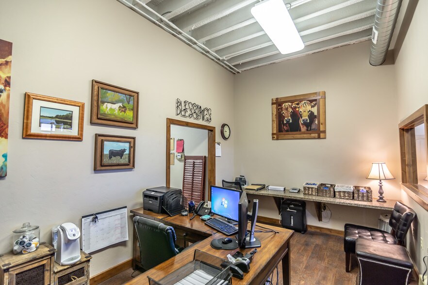 More Photos Of 1520 E Eagle Rd, Weatherford Light Manufacturing For Sale