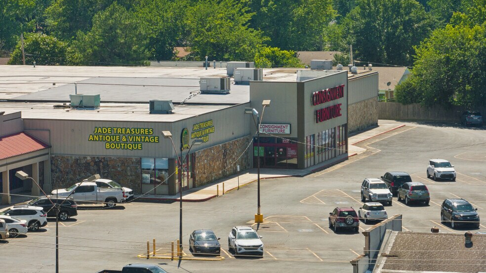 More Photos Of 701-725 W Washington St, Broken Arrow General Retail For Sale