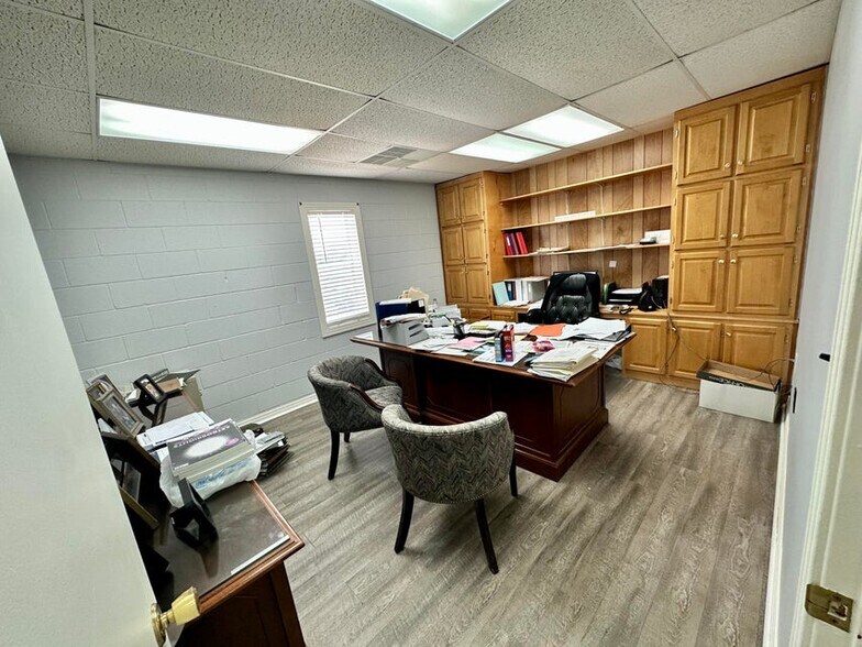 More Photos Of 712 Coulter Dr, New Albany Medical For Sale