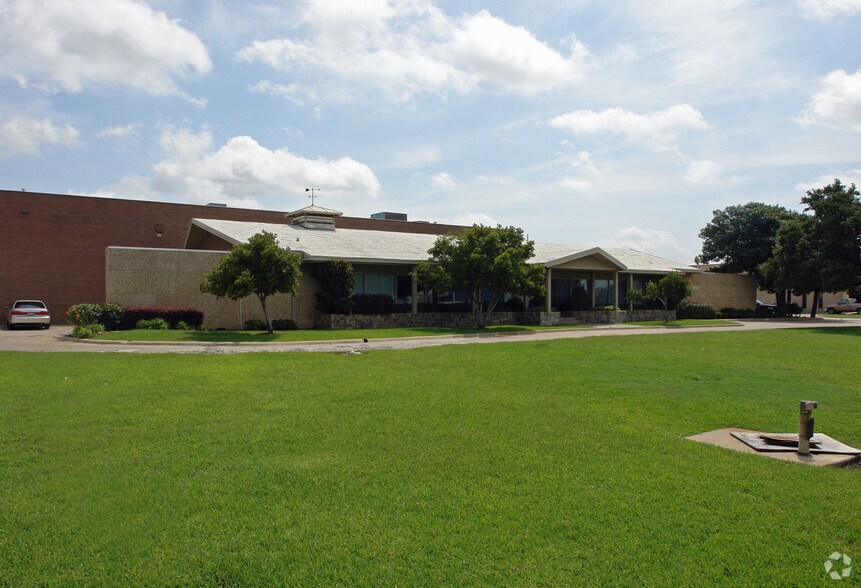 Primary Photo Of 9010 John W Carpenter Fwy, Dallas Warehouse For Lease