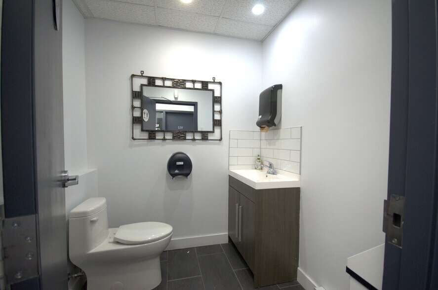 More Photos Of 2 Rue De L'usine, Baie-Saint-Paul General Retail For Sale