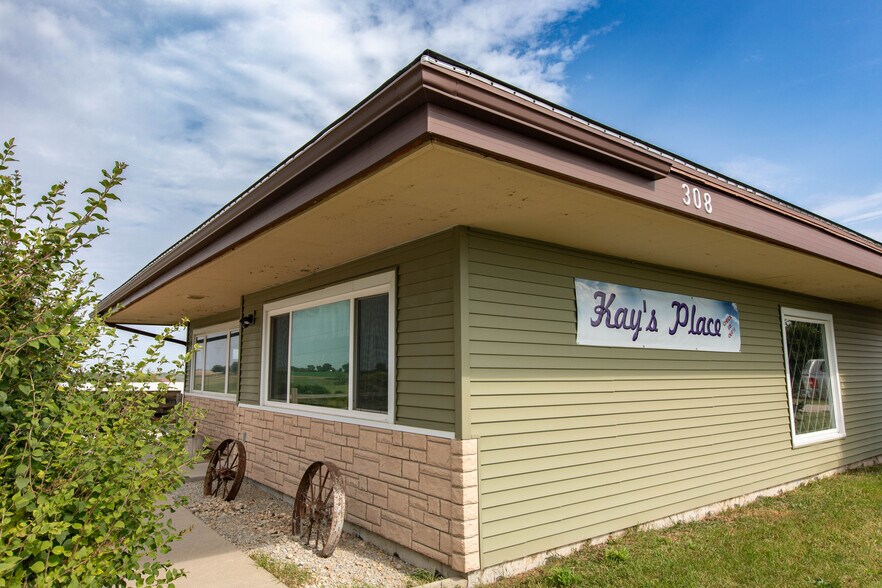 More Photos Of 308 Dale Dr, Montfort General Retail For Lease