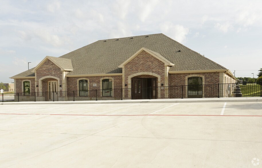 Primary Photo Of 318 W FM 544, Murphy Medical For Sale