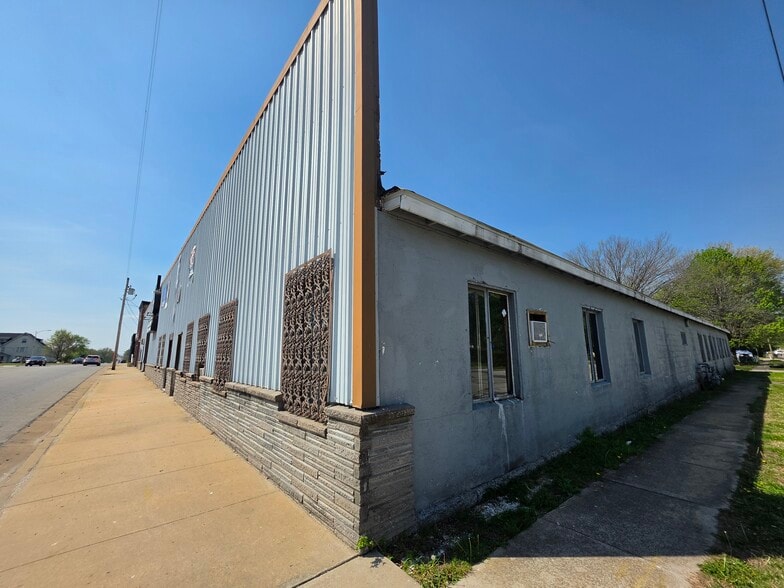 More Photos Of 220 Madison st, Webb City Industrial For Sale