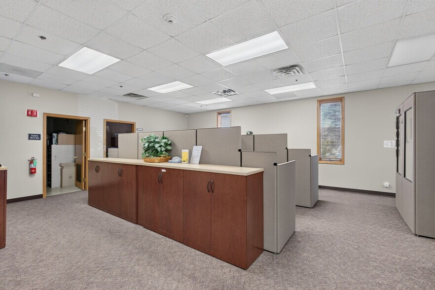 More Photos Of 852 W Bartlett Rd, Bartlett Office For Sale