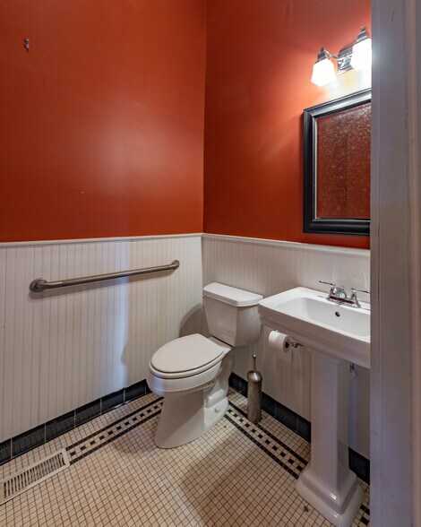 More Photos Of 314 S Green St, Thomaston Office For Sale