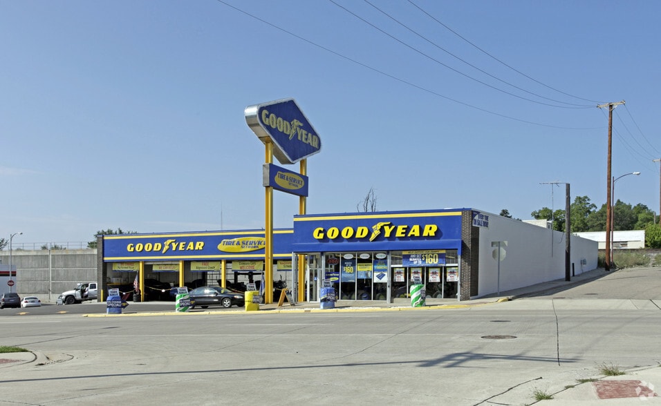 Primary Photo Of 50300 Woodward Ave, Pontiac Auto Repair For Sale