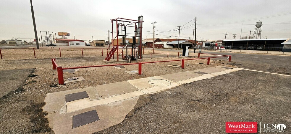 More Photos Of 824 Avenue B, Abernathy Service Station For Sale