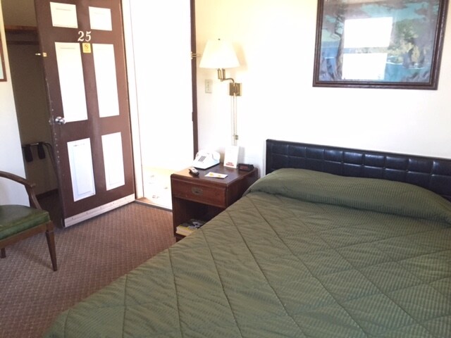 More Photos Of 100 Silver St, Hurley Hotel For Sale
