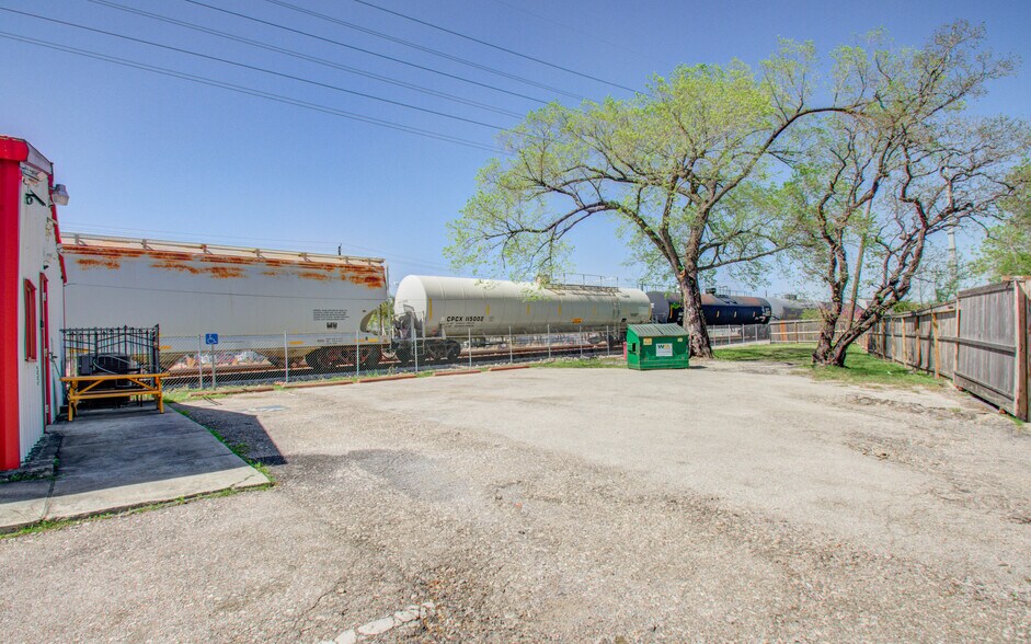 More Photos Of 6555 Navigation Blvd, Houston Warehouse For Lease