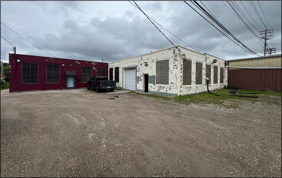 More Photos Of 3708-3750 11 Mile Rd, Berkley Distribution For Lease