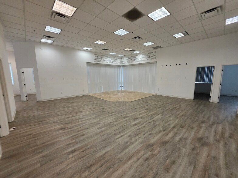 More Photos Of 7901 Kingspointe Pky, Orlando Showroom For Lease
