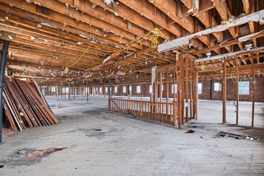 More Photos Of 1 Public Square Red Boiling Springs Sq, Lafayette Showroom For Sale