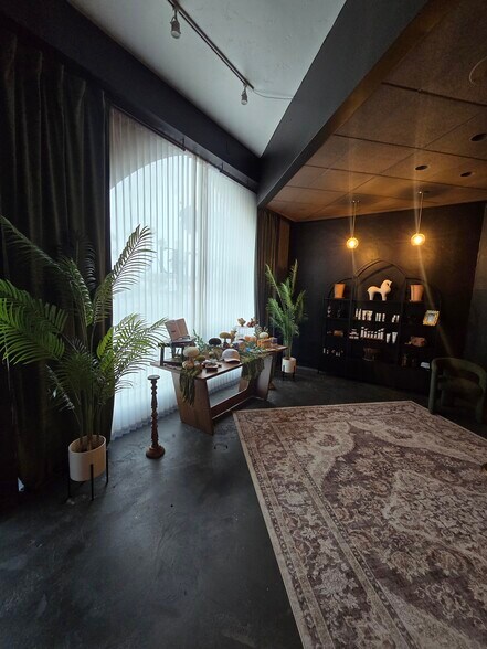 More Photos Of 511 E Balboa Blvd, Newport Beach Storefront Retail Residential For Lease