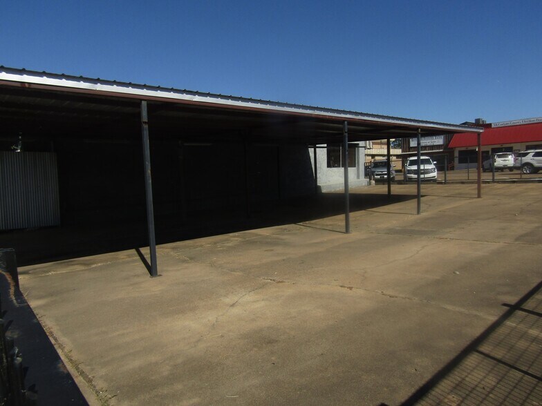 More Photos Of 9 NW Martin Luther King Ave, Idabel General Retail For Sale
