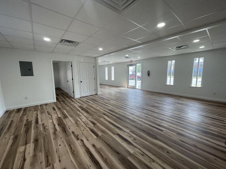 More Photos Of 400 W Cervantes St, Pensacola Flex For Lease