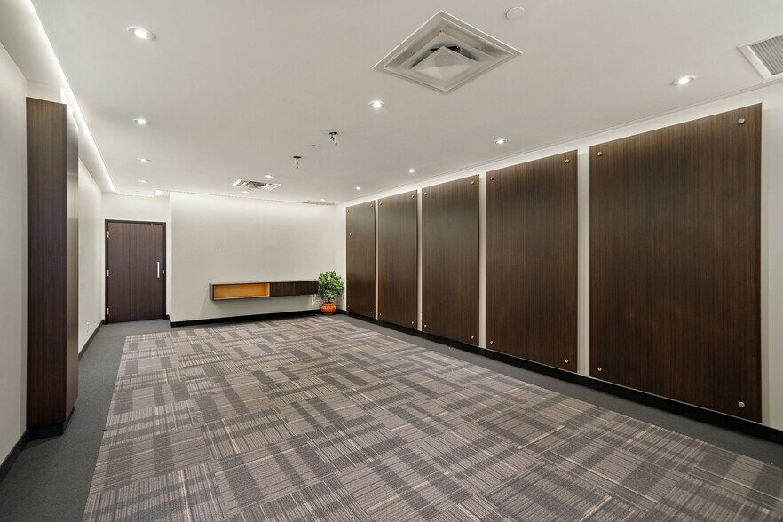 More Photos Of 8000 Boul Décarie, Montréal Medical For Lease