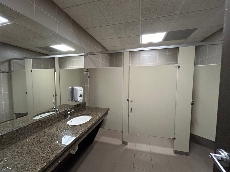 More Photos Of 4747 W Peterson Ave, Chicago Office For Lease