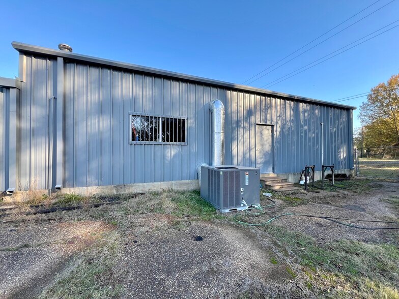 More Photos Of 402 Bermuda st, Quitman Flex For Sale