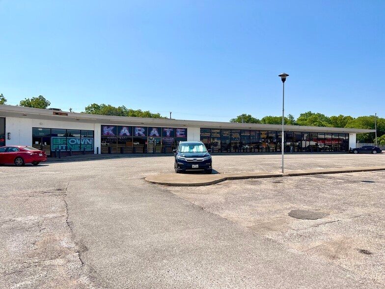 More Photos Of 7201 Camp Bowie Blvd, Fort Worth Freestanding For Lease