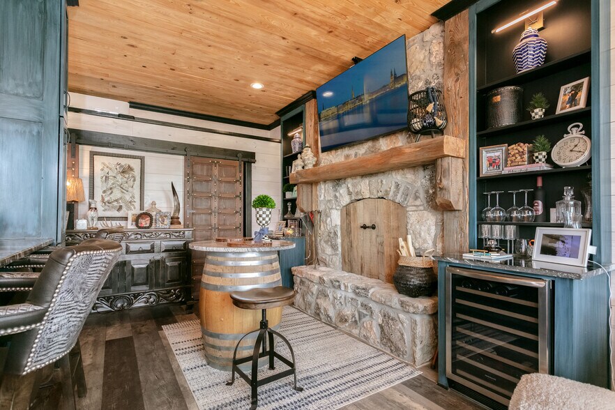 More Photos Of 100 Five Star Trl, Fredericksburg Hotel For Sale