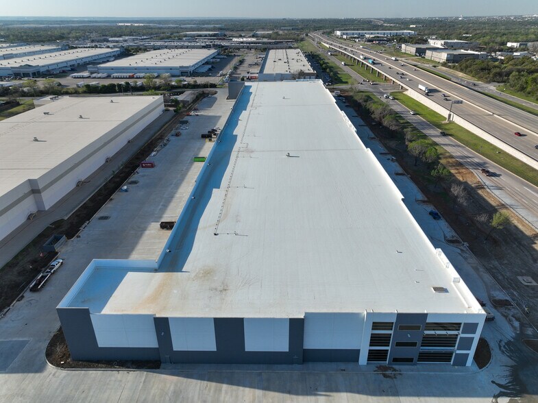 More Photos Of 902 W Shady Grove Rd, Grand Prairie Distribution For Lease