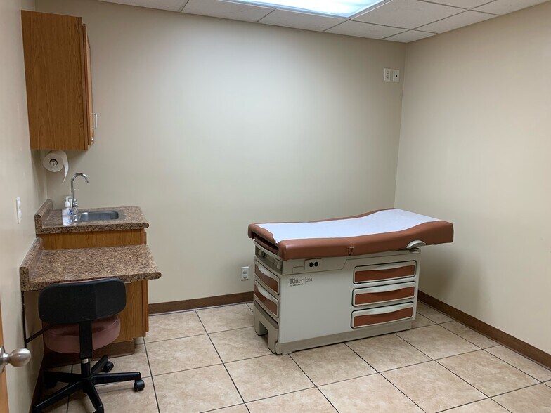 More Photos Of 9725 Prairie Ave, Highland Medical For Lease