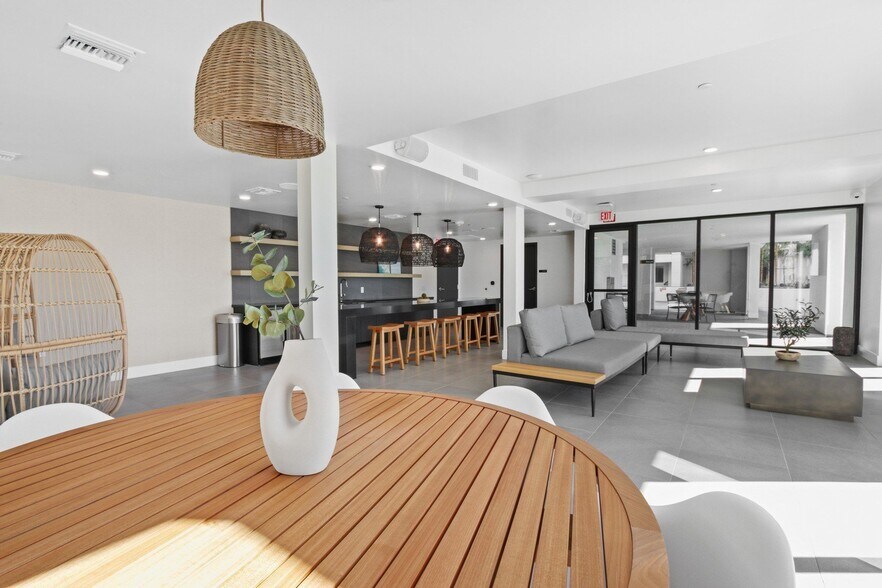 More Photos Of 200 N Vermont Ave, Los Angeles Apartments For Lease