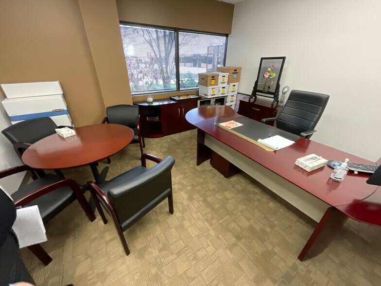 More Photos Of 2505 S Finley Rd, Lombard Office For Lease