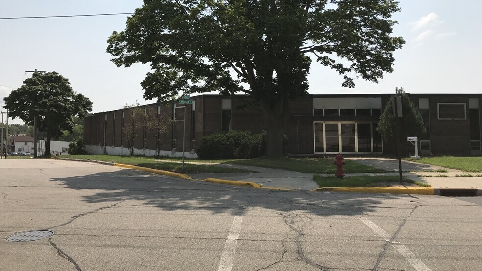 More Photos Of 315 W Mill St, Beaver Dam Manufacturing For Lease