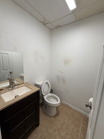 More Photos Of 130 Lenox Ave, Stamford Warehouse For Sale