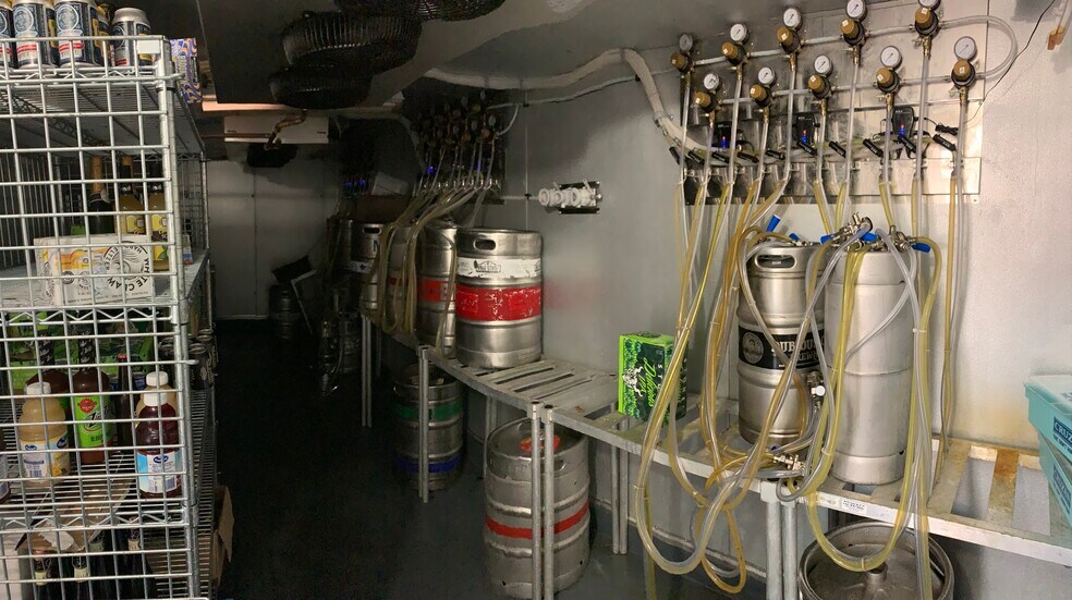 More Photos Of 401-411 Westport Rd, Kansas City Restaurant For Lease