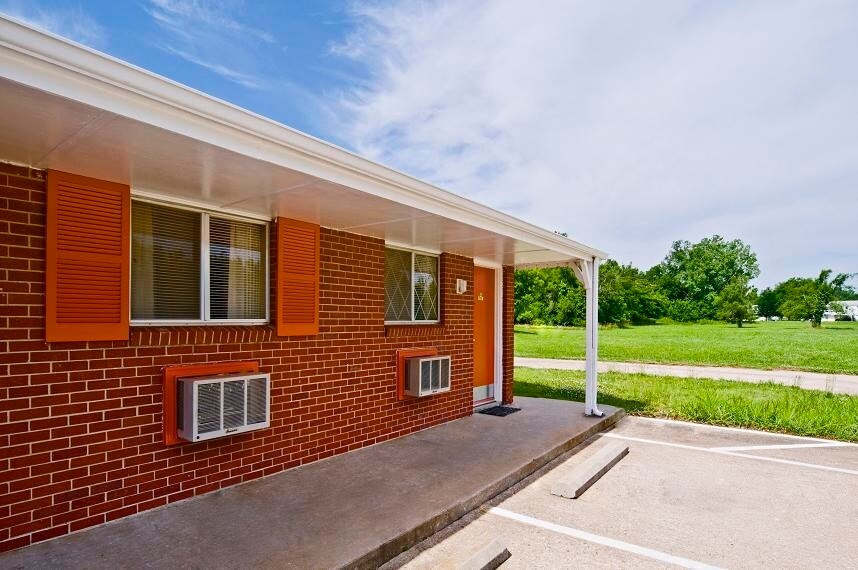 More Photos Of 1617 N Summit St, Arkansas City Hotel For Sale