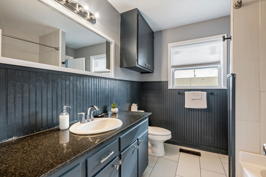 More Photos Of 110 SE 13th St, Bentonville Flex For Sale
