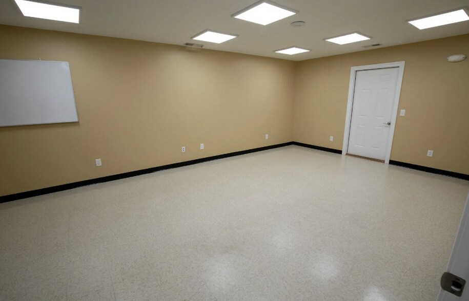 More Photos Of 347 Braley Rd, Huntington Flex For Sale