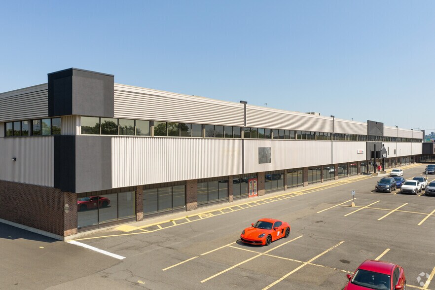 More Photos Of 1400 Av St-Jean-Baptiste, Québec Flex For Lease