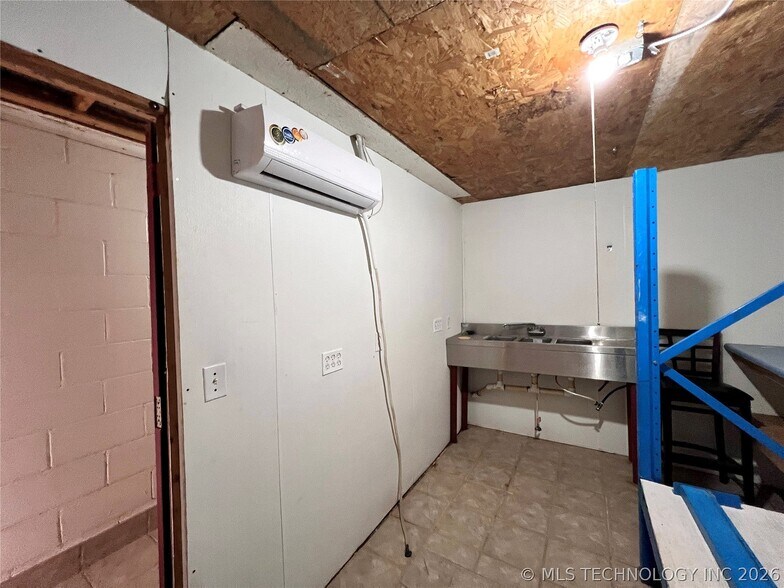 More Photos Of 5268 S Highway 377, Kingston Bar For Sale