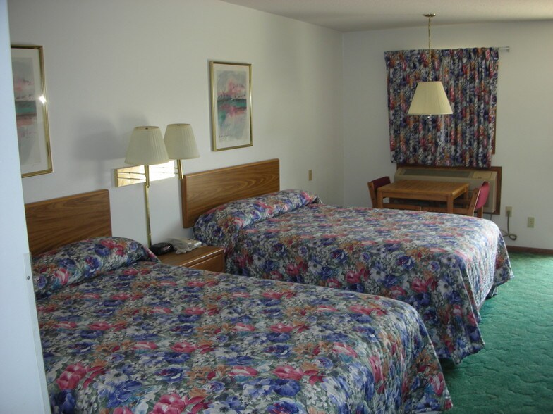 More Photos Of 1406 Gilbert St, Charles City Hotel For Sale