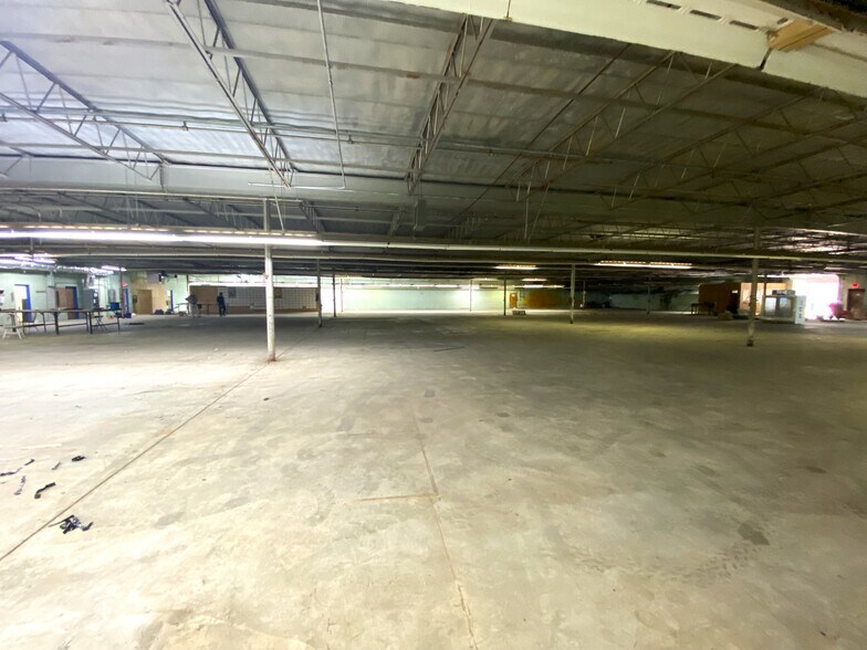 More Photos Of 1212 F.R. Huff Dr, St Matthews Manufacturing For Lease