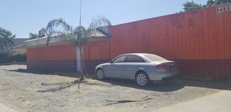 More Photos Of 2435 S K St, Tulare Bar For Sale