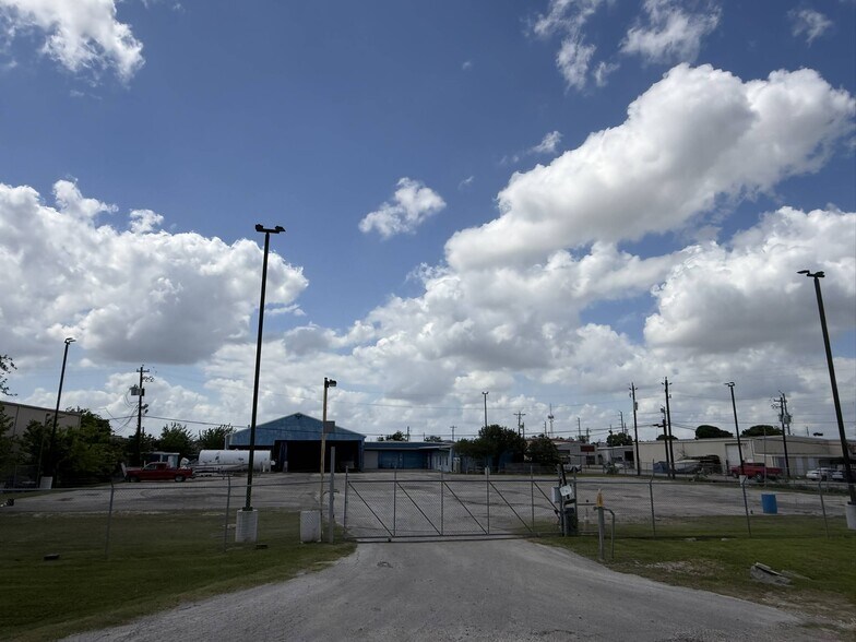 More Photos Of 1502 Galveston St, South Houston Service For Lease