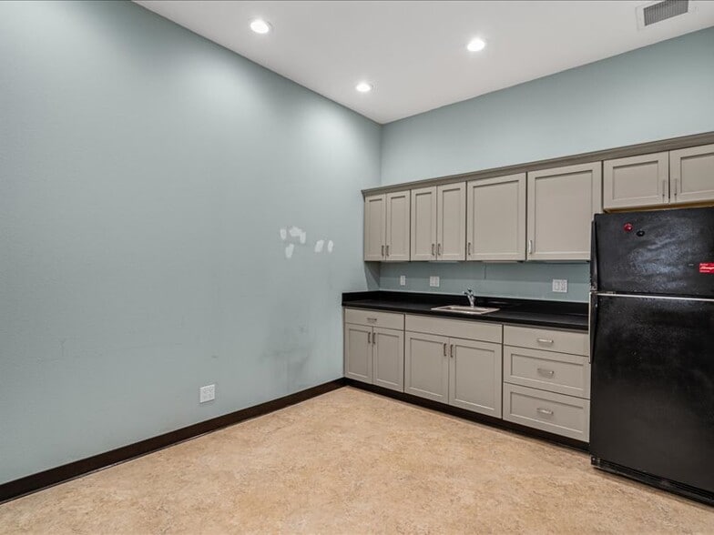More Photos Of 2566 Bay Rd, Redwood City Service For Sale