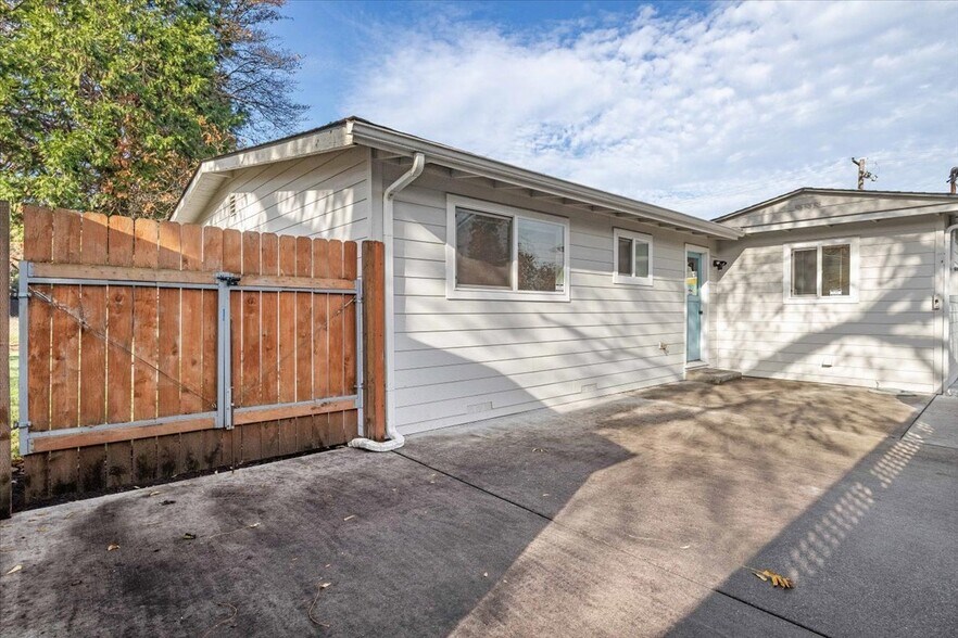 More Photos Of 2115 E 27th St, Vancouver Office For Sale