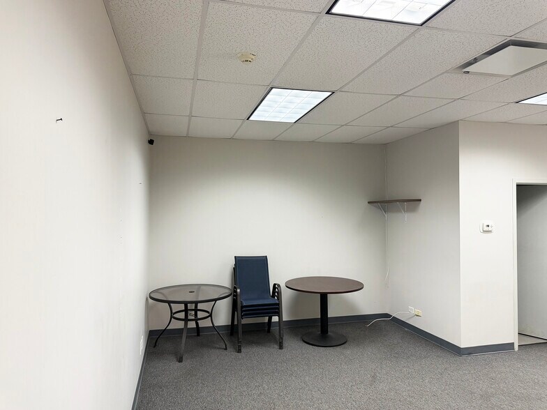 More Photos Of 600 Industrial Dr, Naperville Distribution For Lease