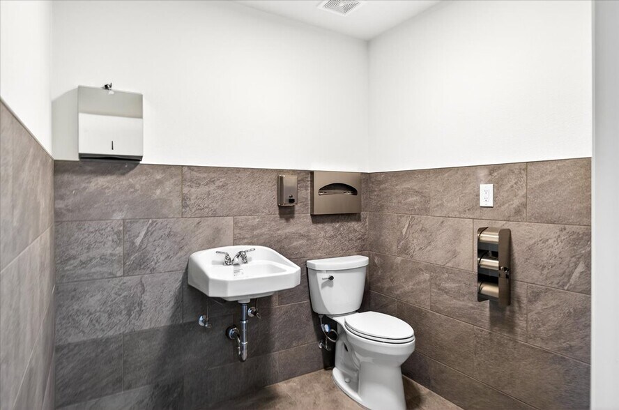 More Photos Of 1458-1468 Clovis Ave, Clovis Unknown For Lease