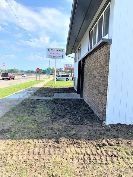 More Photos Of 23233 S Chrysler Dr, Hazel Park Office For Sale