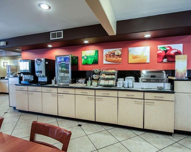 More Photos Of 900 N Yarbrough Dr, El Paso Hotel For Sale